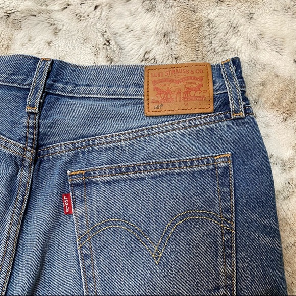 Levi’s 501 High Rise Cutoff Jean Shorts - Picture 4 of 4